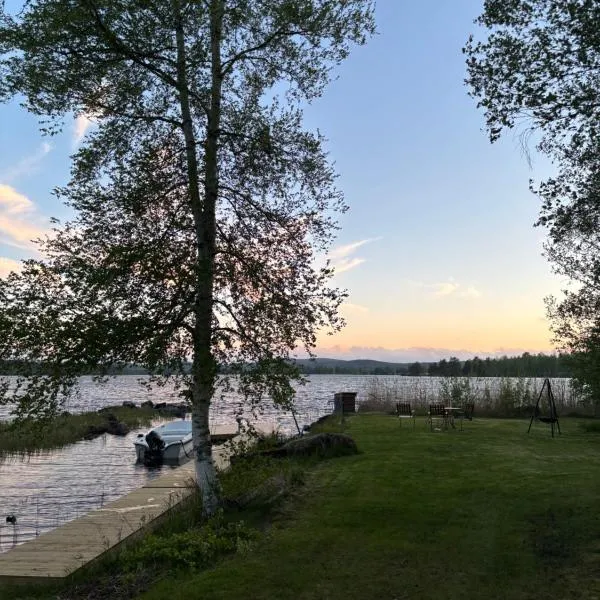 Mysig timmerstuga med sjötomt，位于格兰耶德的酒店
