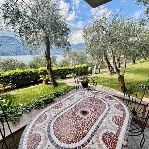 Garden Apartment with lake view，位于布雷佐内加尔达的酒店