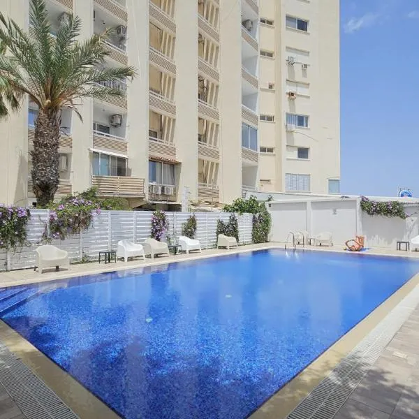 Piale Palms Makenzie Beach Front Apartment Larnaca Airport Area，位于拉纳卡的酒店