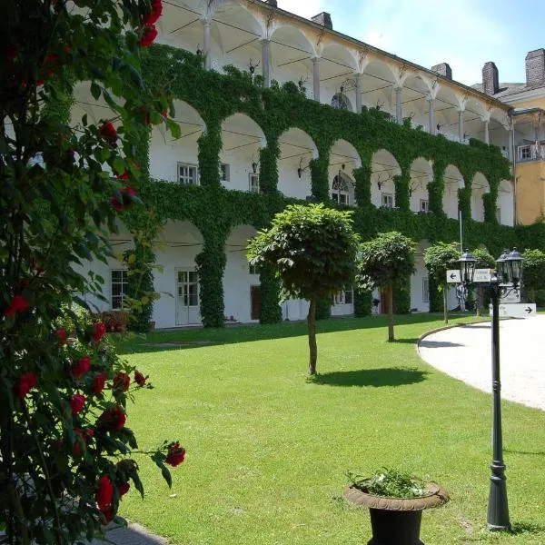 Gästehaus Schloss Aschach，位于多瑙河畔阿沙赫的酒店