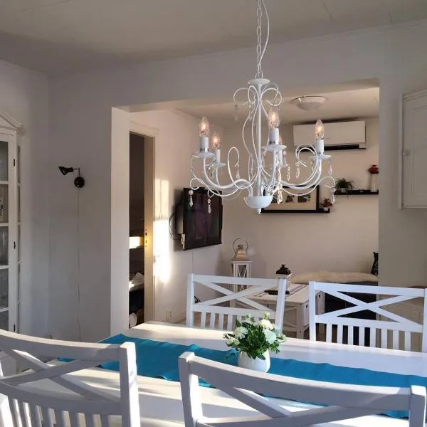 Modern Lapland Cottage with Outdoor Sauna & BBQ Hut，位于Slagnäs的酒店