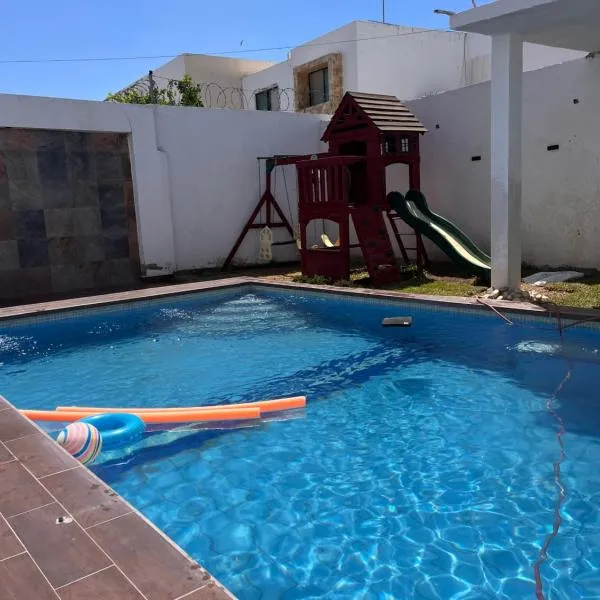 Casa completa, 4 dormitorios, 7 camas dobles, 4 sofá cama, 3 baños 1 en planta baja, cocina equipada, consola Arcade, asador, juguetes para niños, plancha, secadora, cafetera, etc, fraccionamiento privado, zona de vías rápidas y toallas，位于托雷翁的酒店