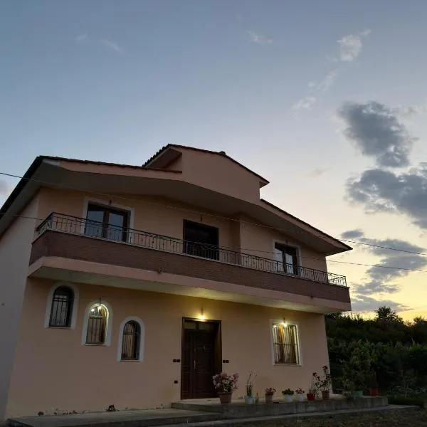 Spacious Villa Near Airport Tirana，位于Vorë的酒店