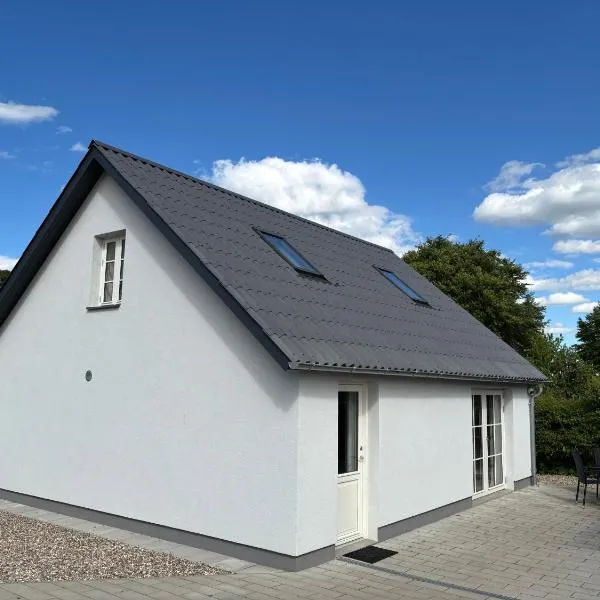 House overlooking the countryside and close to the city，位于米泽尔法特的酒店