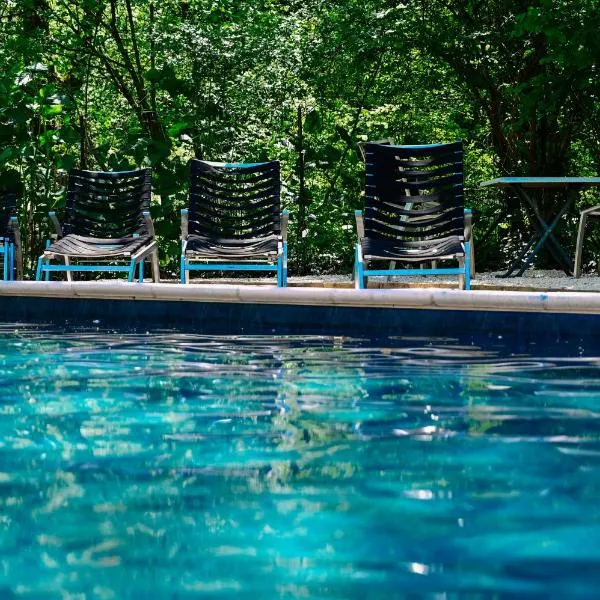 Logis Hôtel La Cascade - Lyon Nord,位于Saint-Genis-les-Ollières的酒店