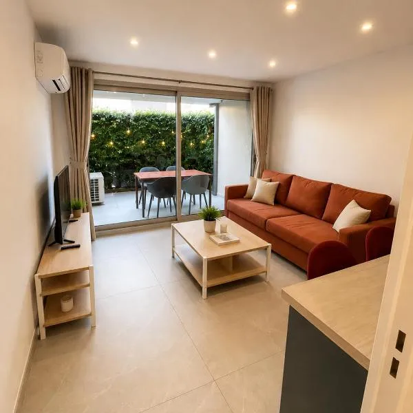 T2 climatisé avec terrasse, port Santa Lucia à 2 min mer，位于圣拉斐尔的酒店