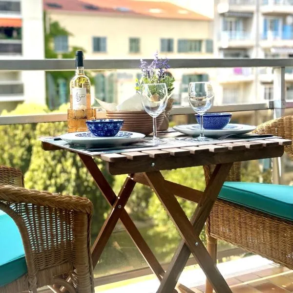 Riviera Morning Balcony studio steps from the beach,位于尼斯的酒店