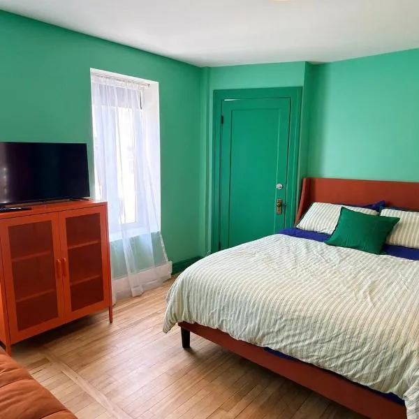 Cozy Colorful Condo - near Old Québec - parking，位于魁北克市的酒店