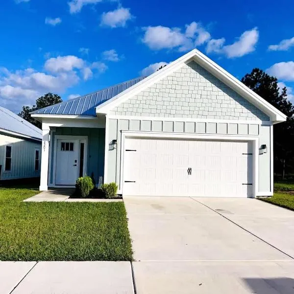 Beachy cottage near Sports Complex OWA beaches shopping restaurants mini golf Central to all the fun Foley has to offer，位于弗利的酒店