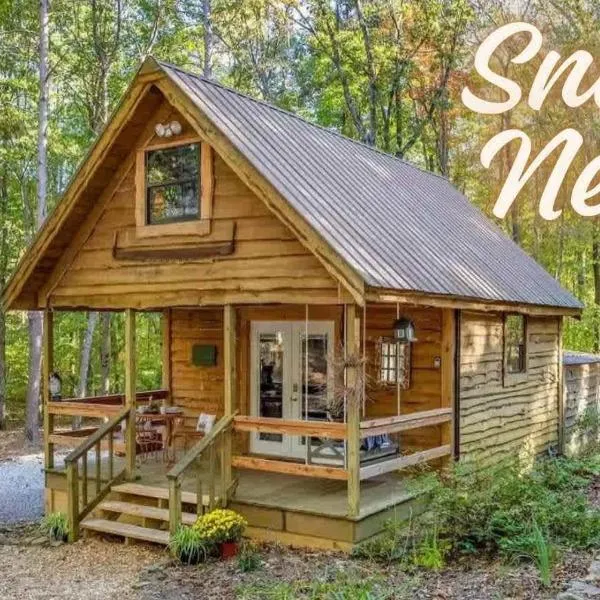The Snug Nest Nestled in Canopy Woods，位于Menlo的酒店