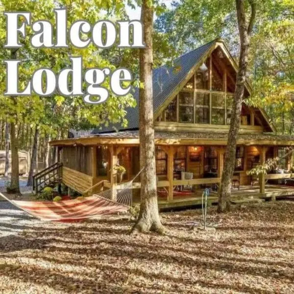 Falcon Lodge - hot tub fire pit & games，位于Mentone的酒店