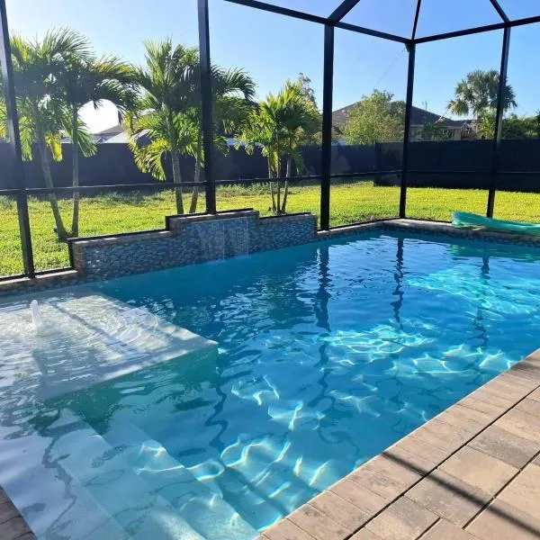 Brand New Ultra Luxury 4 bedroom heated pool home，位于珊瑚角的酒店