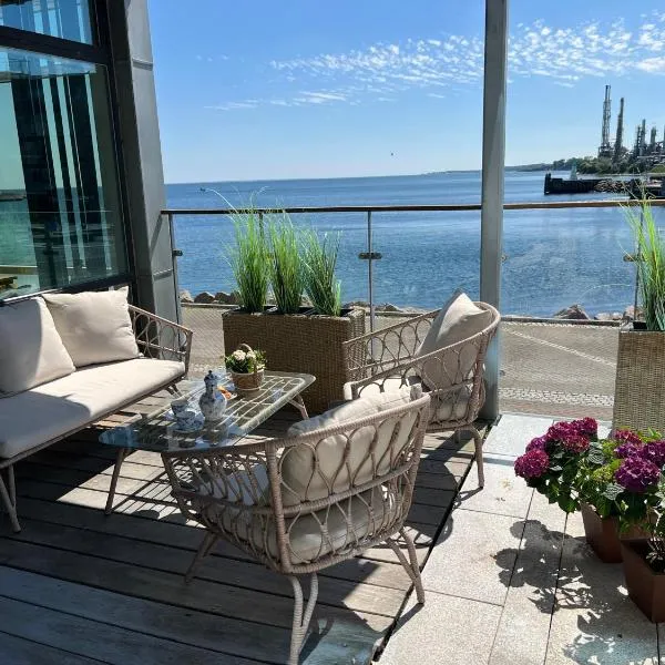 Penthouselejlighed med fuld havudsigt，位于尼堡的酒店