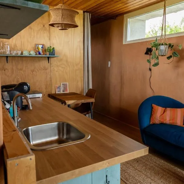 Vrij aan de Amstel Tiny House met hottub aan het water，位于Woerdense Verlaat的酒店