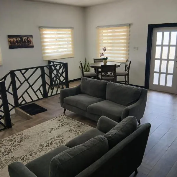 Spacious 2-BR, Bright & Private Top Floor Retreat - Portmore Pines,位于波特莫尔的酒店