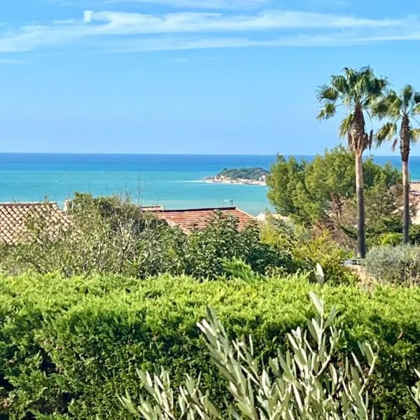 Appartement Vue Mer au calme Piscine & Parking，位于滨海萨纳里的酒店