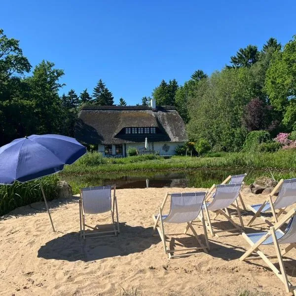 Exklusives Reetdach-Ferienhaus mit Sauna, Whirlpool & Privatgarten - bis 10 Personen，位于Gnarrenburg的酒店