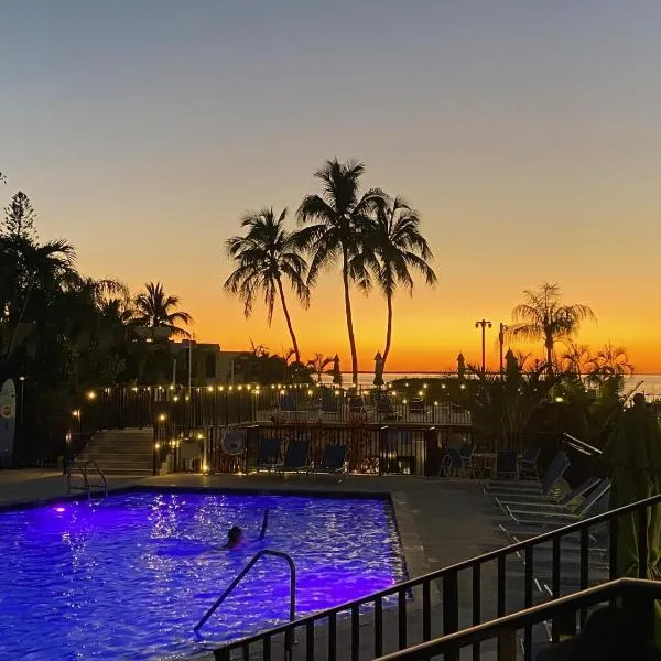 Moon Bay Condo, Paradise Found! Heated pool, boat slip, resort amenities and concierge services available!，位于基拉戈的酒店