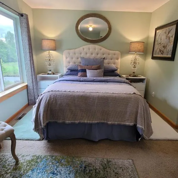 Mt Rainier Way Bedroom with Private Full Bath，位于Eatonville的酒店