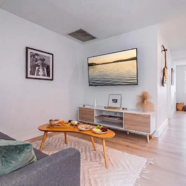Studio at The Key - 1mi to UF & DT , Full Kitchen，位于盖恩斯维尔的酒店