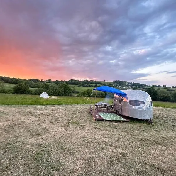 Jurassic Coast Glamping, Airstreams, Domes & Bell Tents with Hot Tub & Sauna,位于Luppitt的酒店