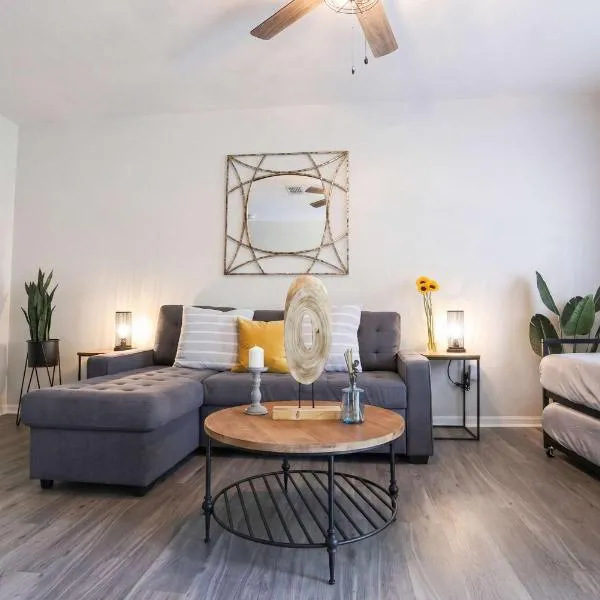 Renovated Modern Industrial Suite 2 BR Condo，位于盖恩斯维尔的酒店