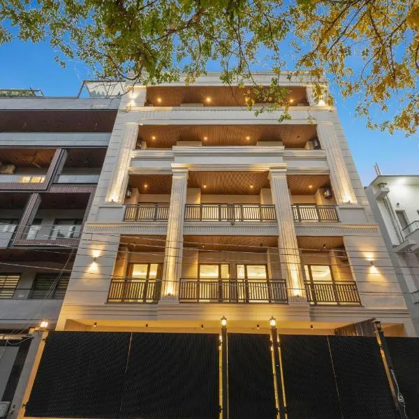 Alaya Stays Luxora Suites, Golf Course Rd near galleria，位于古尔冈的酒店