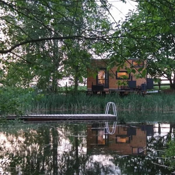 Tiny House am Naturteich mit Terrasse & Kamin - für bis zu 5 Personen - Für Kurzentschlossene，位于Großharthau的酒店