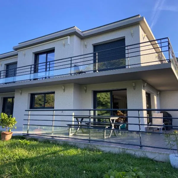 Rez-de-chaussée de notre villa vue sur lac，位于艾克斯莱班的酒店