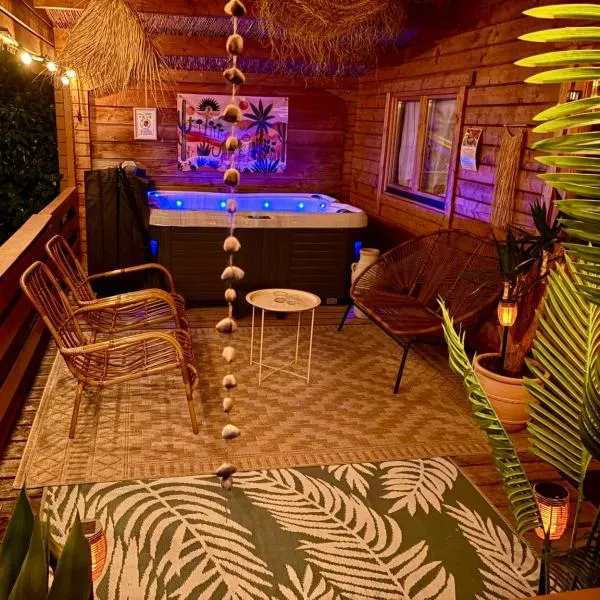 Cozy mediterranean style chalet with private jacuzzi and garden between Amsterdam Haarlem and Schiphol Airport，位于Vijfhuizen的酒店