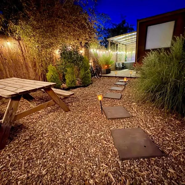 Romantic Tiny House with Private Jacuzzi and Garden between Amsterdam Haarlem and Schiphol Airport，位于Vijfhuizen的酒店