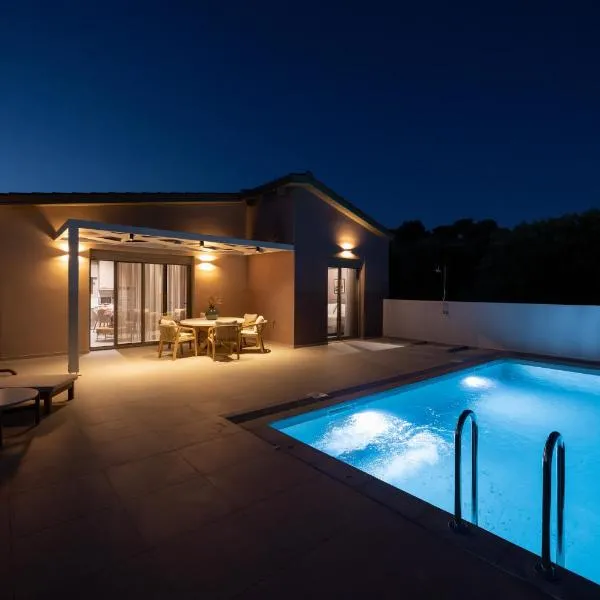 Kastro Hill Villas - Private pool villas close to Lefkada，位于Plagiá的酒店