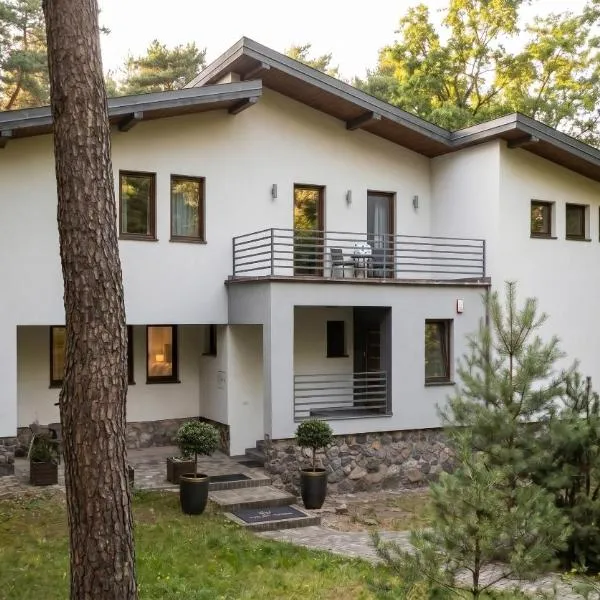 Golden Villas Forest Spa Retreat - Fireplace & Sauna，位于康斯坦钦-耶焦尔纳的酒店