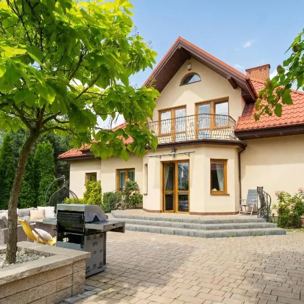 Golden Villas Garden Retreat - Private Garden & BBQ，位于Kobyłka的酒店