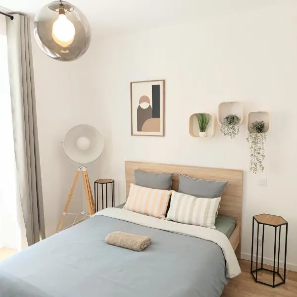 Appartement climatisé rez-de-chaussée，位于Joncy的酒店