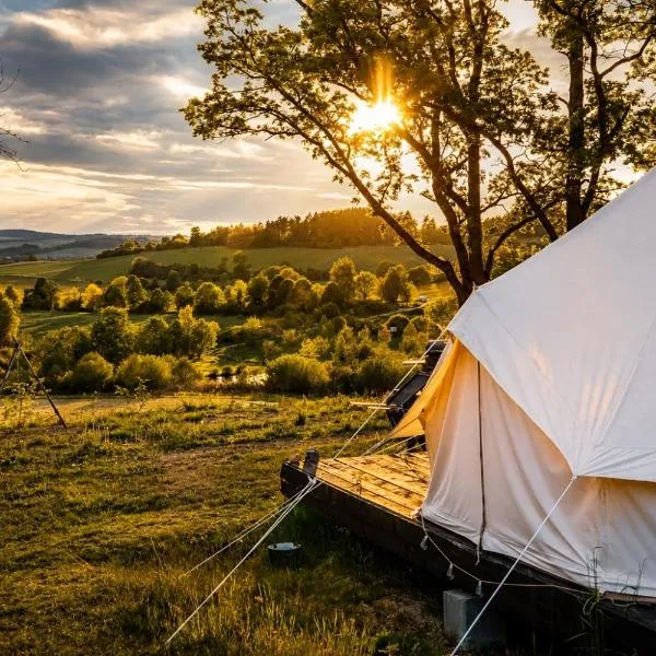 Glamping Hive，位于Čmeliny的酒店
