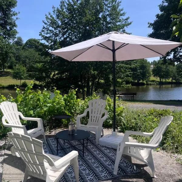 Cosy Cottage on the Lake，位于Écuras的酒店