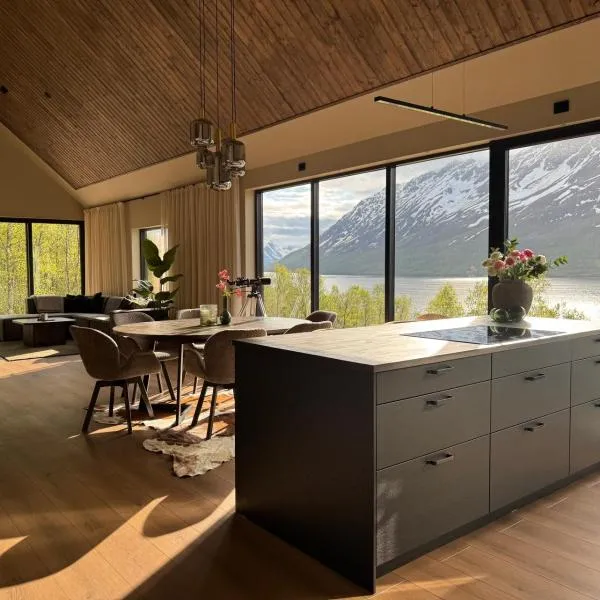LyNora - Luxury Northern Lights Lodge with Jacuzzi & Lyngen Alps view，位于Indre Ravelseidet的酒店