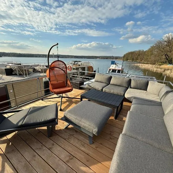 Hausboot TraumZeitBoot Helmut - exklusiver Festlieger in perfekter Lage am Scharmützelsee Bad Saarow，位于巴特萨罗皮斯库夫的酒店