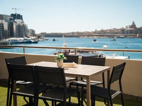 Sliema Seafront Townhouse Central , Valletta Sea view，位于斯利马的酒店