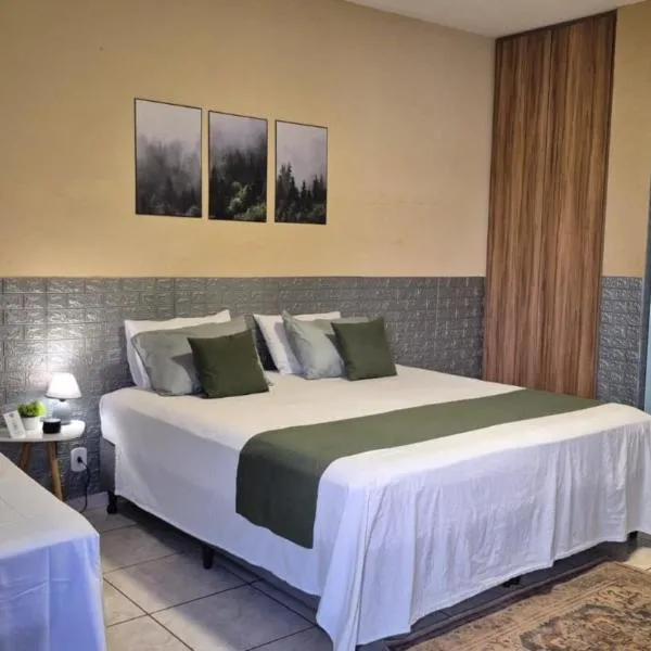 Suítes privativas, camas confortáveis, piscina, churrasqueira e playground, Roupa de Cama e tolha de banho.，位于Rubinéia的酒店