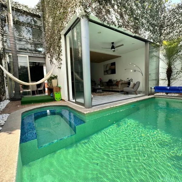 Beautiful House with Climate Pool and Jacuzzi，位于科利马的酒店