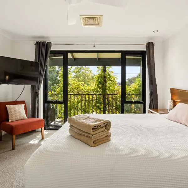 Group stays for Friends Families Weddings and Events Walkable to Fremantle and attractions Super Spacious with garden and courtyard and balcony and parking for 2 cars Sleeps 6 3BD 3BR，位于弗里曼特的酒店