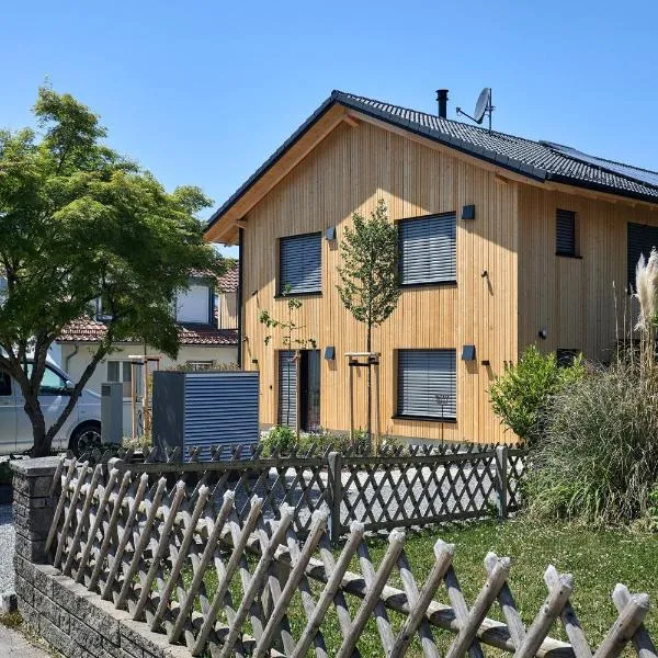 seeglueck ROSENHOF - naturnah Wohnen im Holz100-Vollholzhaus mit Whirlpool und Garten，位于康斯坦茨的酒店