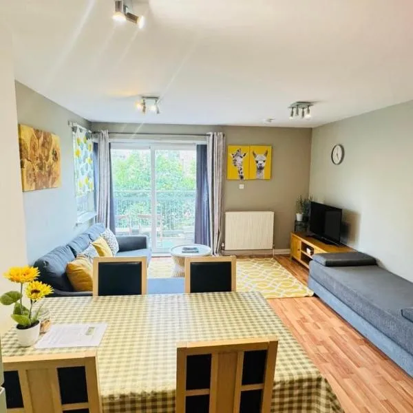 Spacious Home Near Royal Mile with Free Parking, lift and Sunny Balcony,位于爱丁堡的酒店