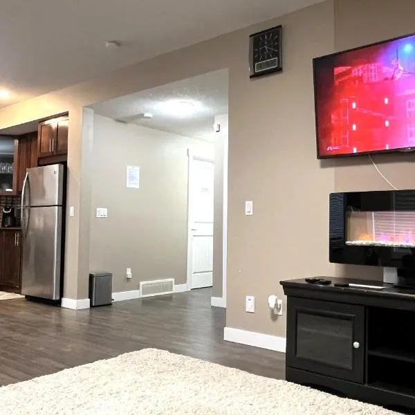 Spacious Private Cozy Walkout Entire Suite Close to Airport, Downtown, Shops, Stampede & Rocky Mountains with many Amenities in Panorama Hills NW - 4 Can Sleep，位于卡尔加里的酒店
