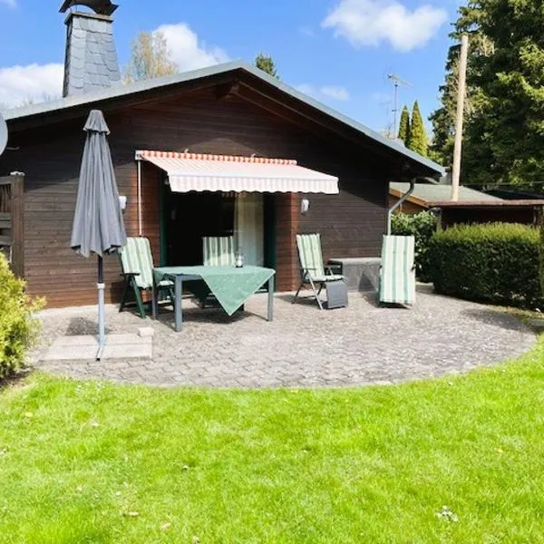Ferienhaus zwischen Wald und See，位于默讷塞的酒店