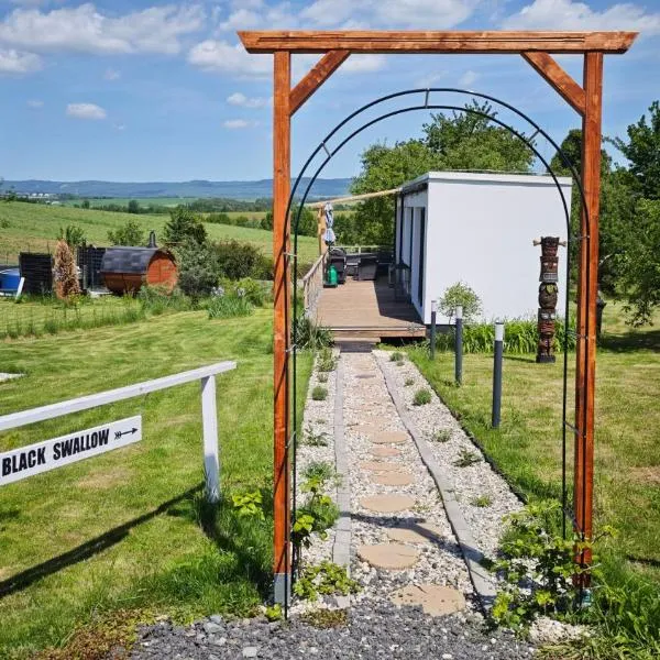 Ranch 66 - Wellness Tiny House Black Swallow ve stylu Route 66 se saunou, koupacím sudem a bazénem，位于Tršice的酒店