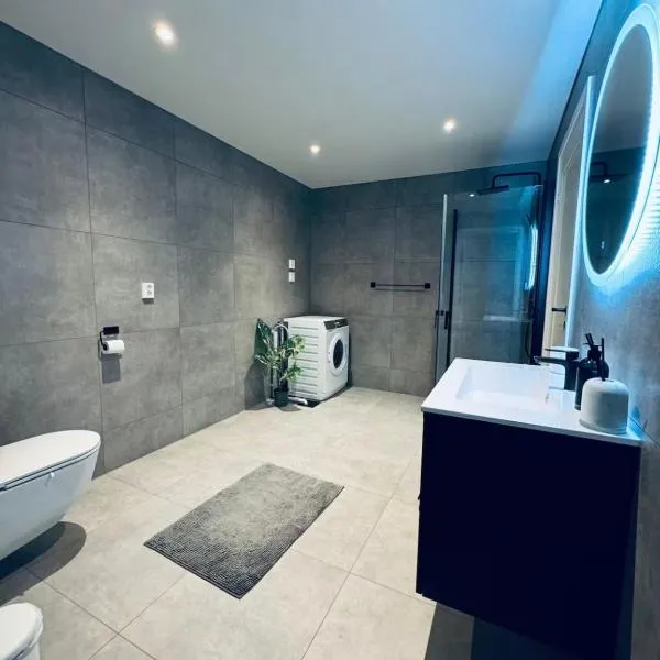 Modern studio apartment near Lillestrøm，位于Fetsund的酒店