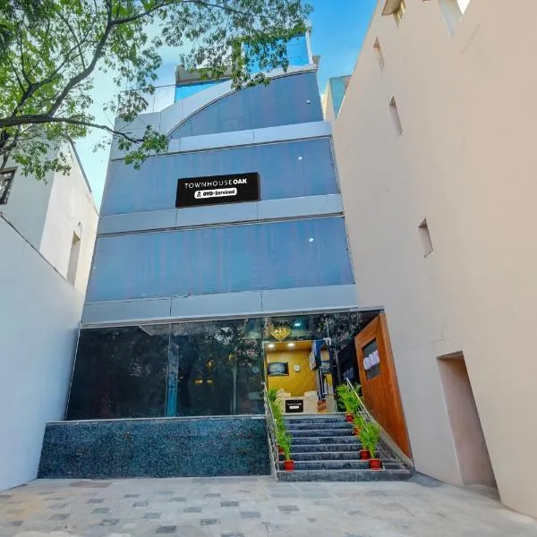 Townhouse OAK Banjara Hills Hyderabad，位于海得拉巴的酒店